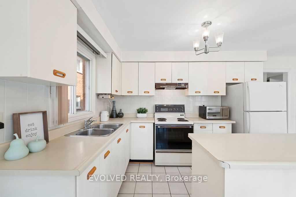 27 Hewlett Crescent