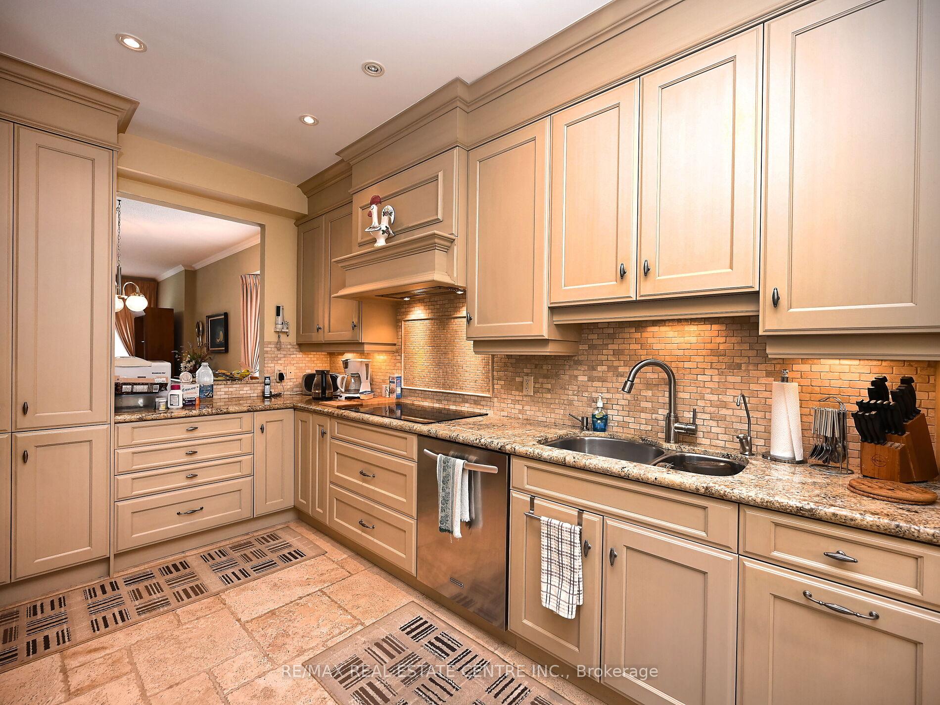3 Bedrooms Condo at 3587 Kariya, Mississauga For sale