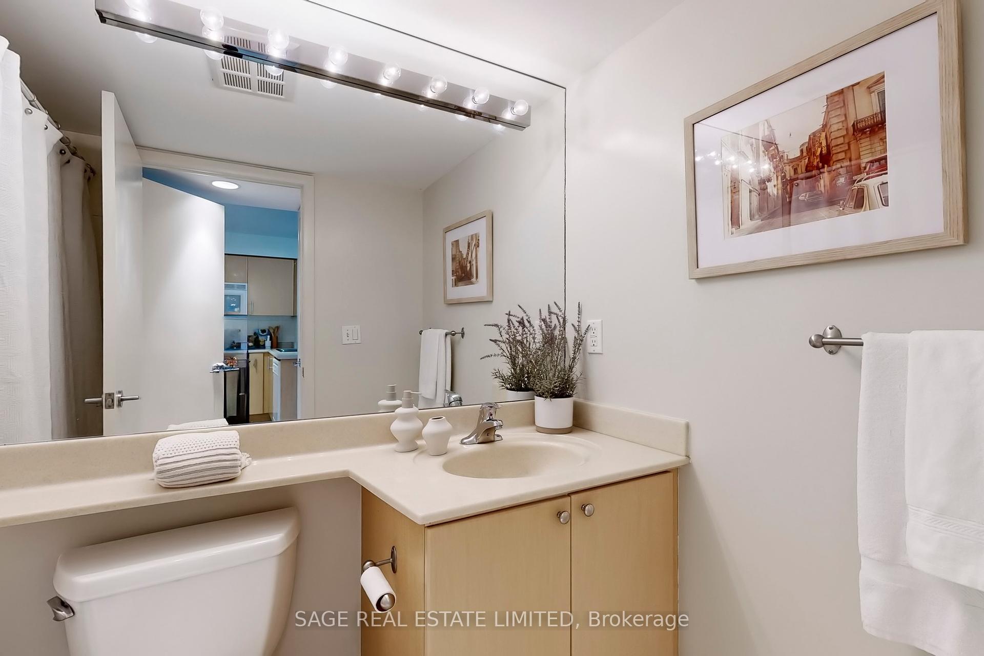 2 Bedrooms Condo at 219 Fort York, Toronto For sale