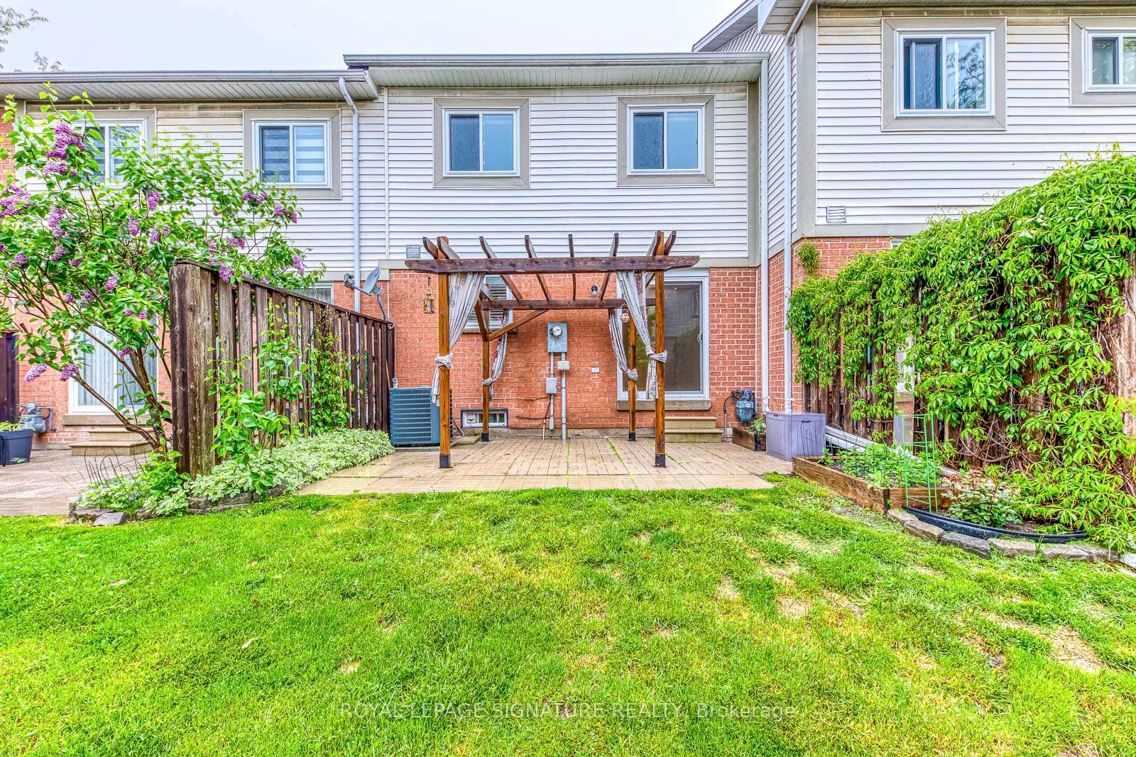 3 Bedrooms Condo at 5659 Glen Erin, Mississauga For sale