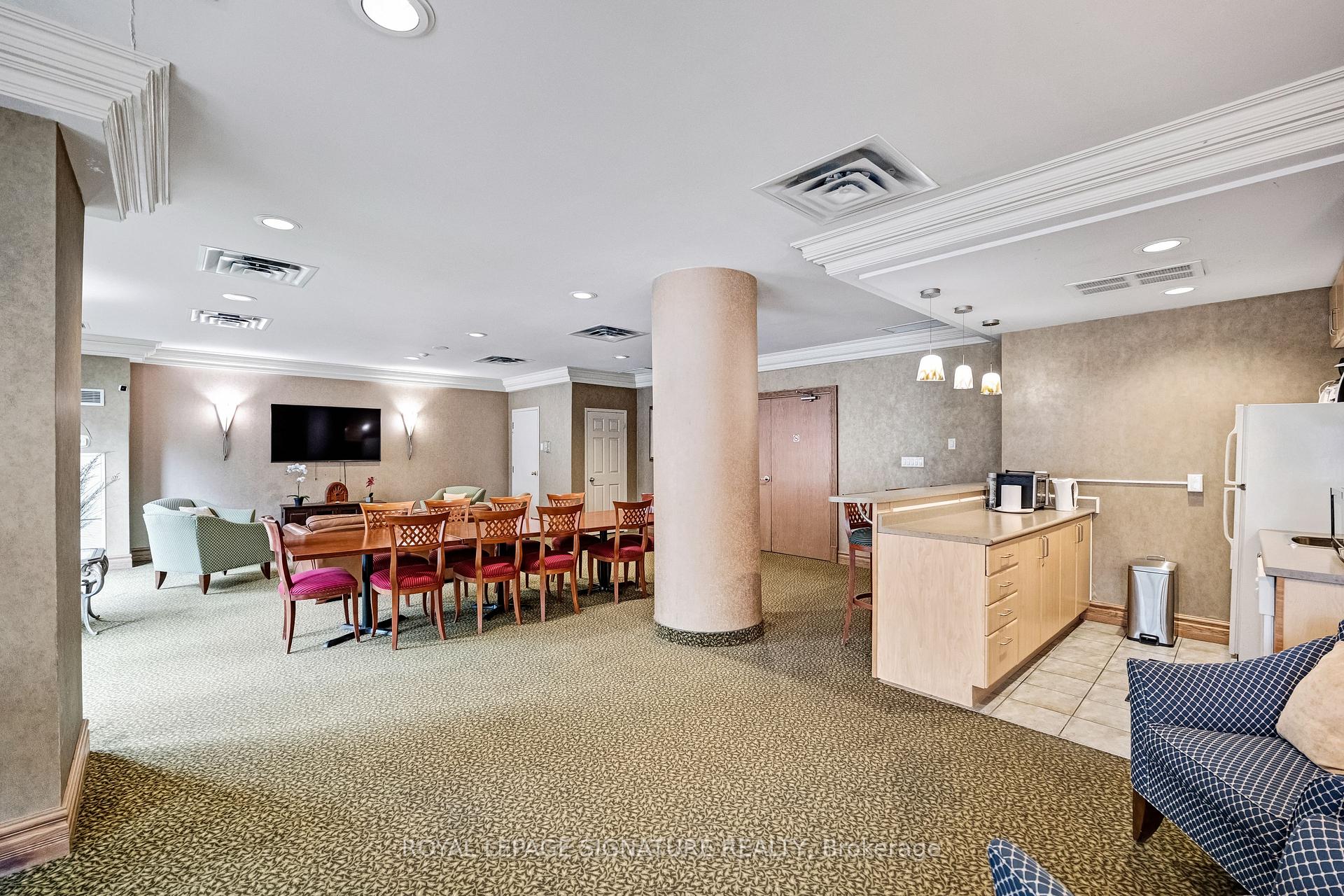 2 Bedrooms Condo at 233 Beecroft, Toronto For sale