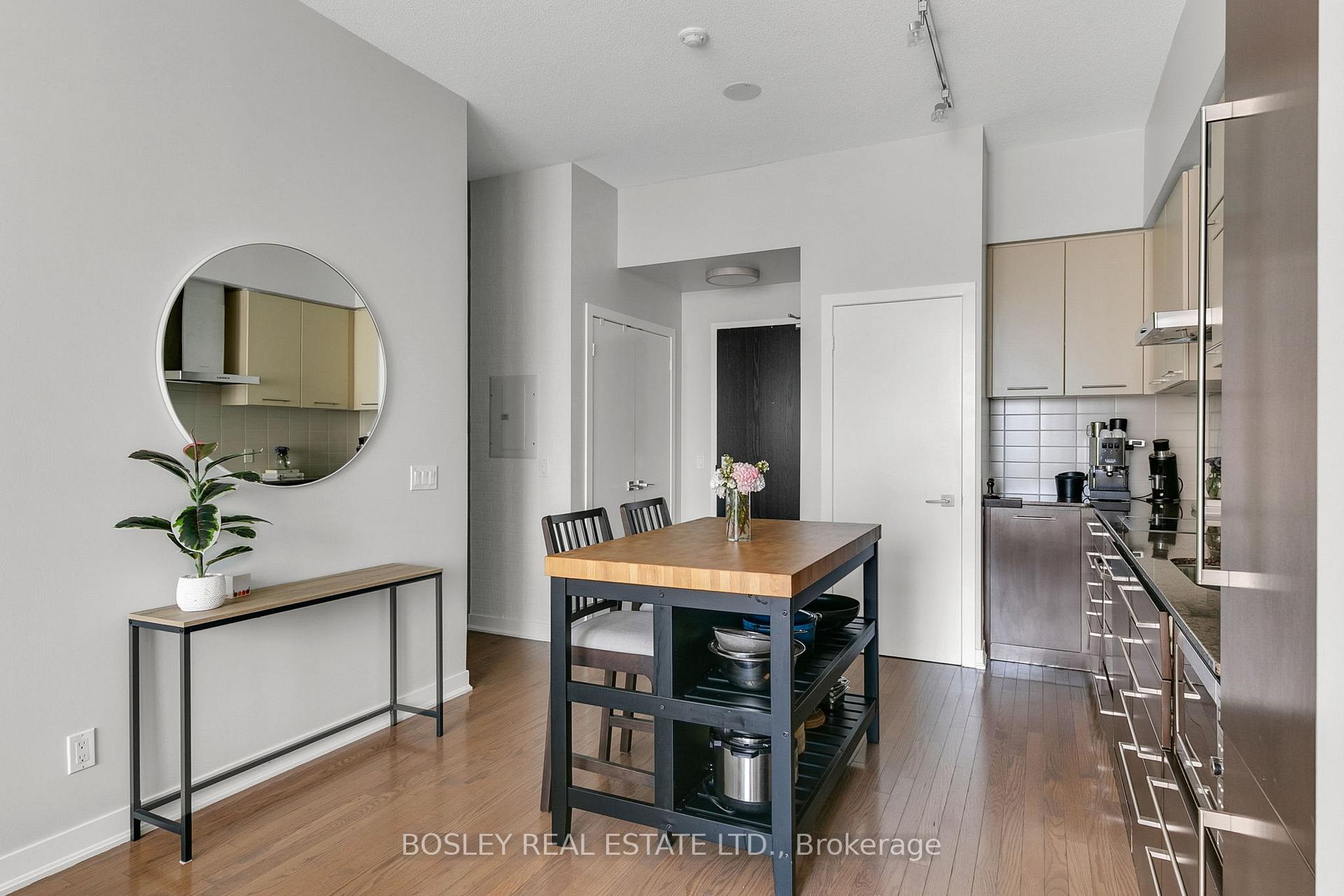 2 Bedrooms Condo at 770 Bay, Toronto For sale