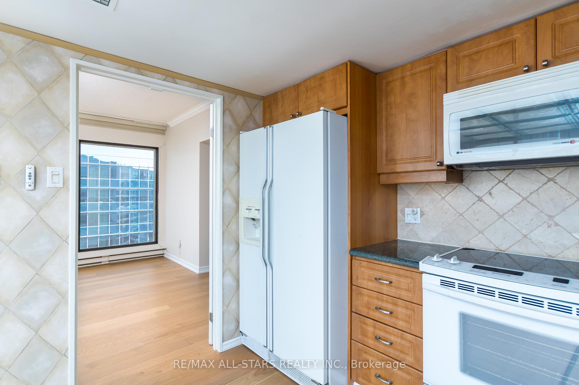 1 Bedroom Condo at 55 Harbour, Toronto For sale
