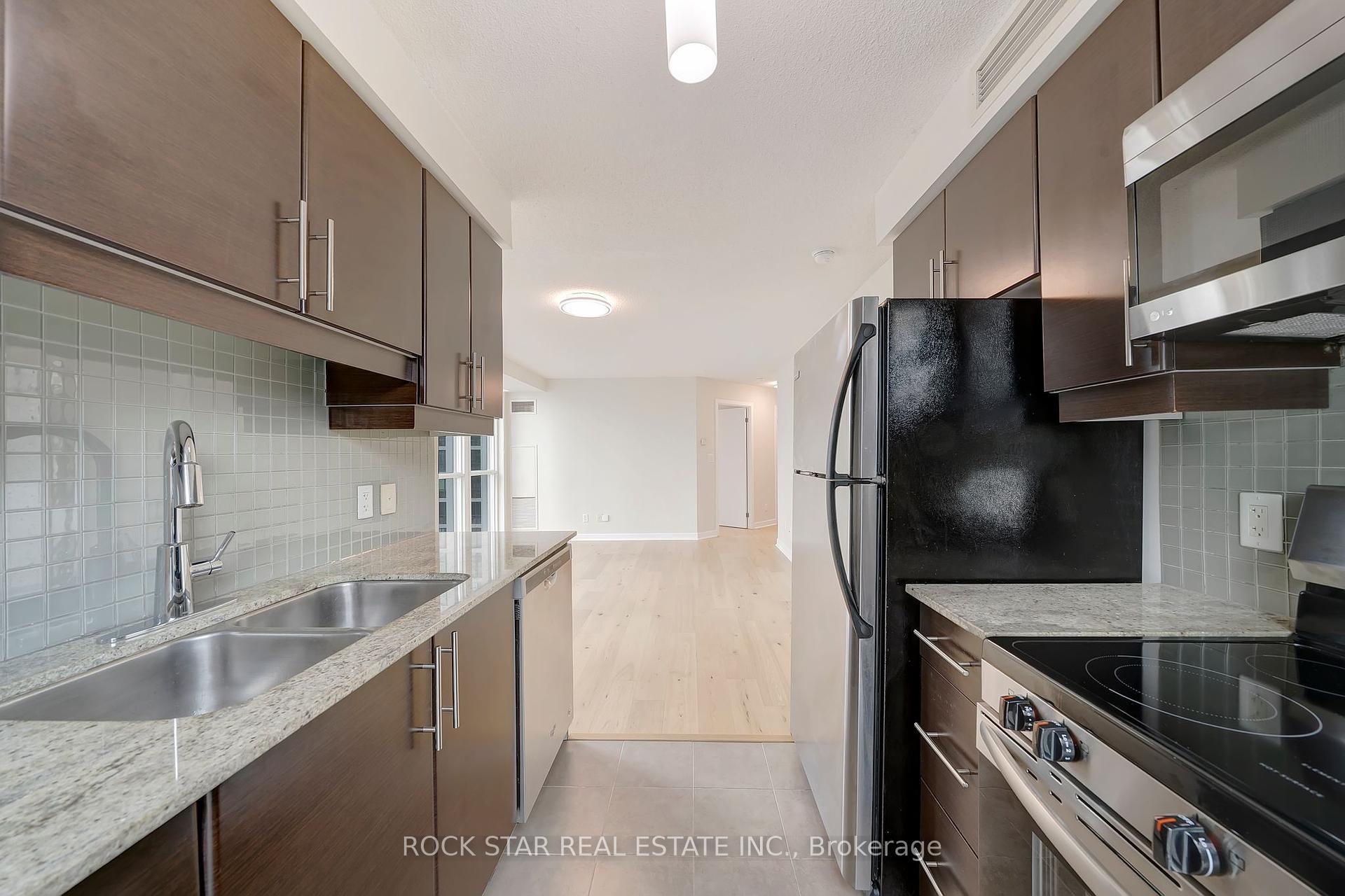 2 Bedrooms Condo at 18 Harbour,  Toronto For sale