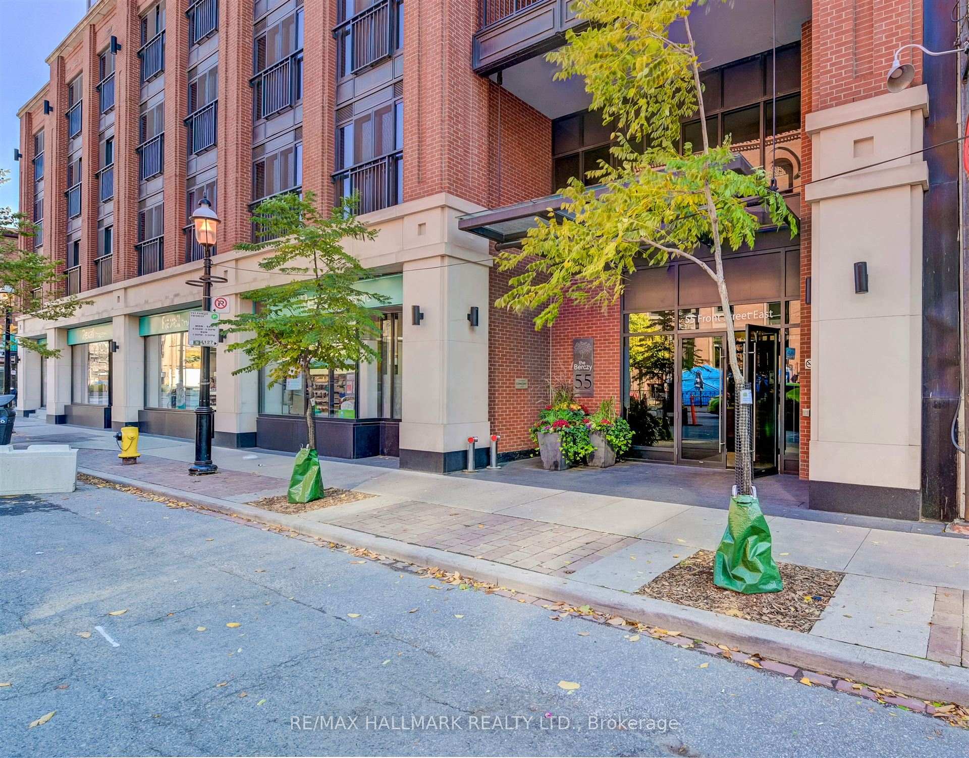 2 Bedrooms Condo at 55 Front, Toronto For sale