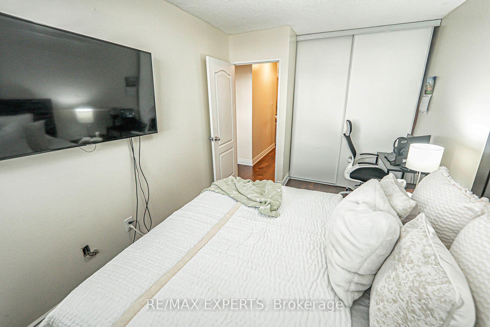 3 Bedrooms Condo at 1625 Bloor, Mississauga For sale