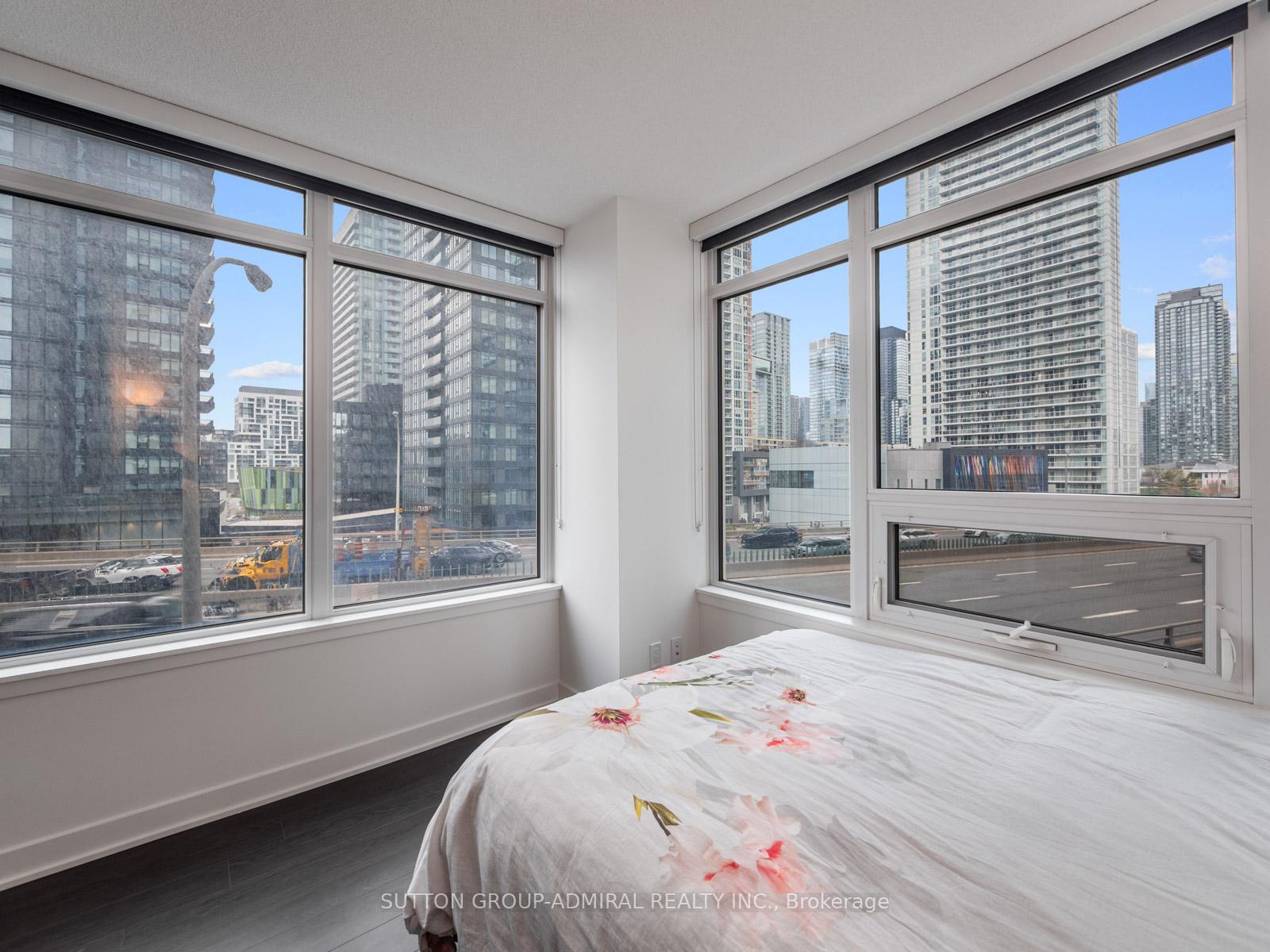 2 Bedrooms Condo at 19 Bathurst, Toronto For sale