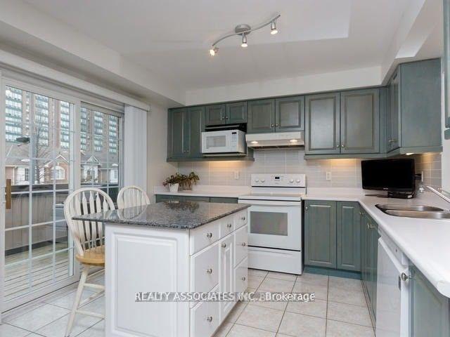 3 Bedrooms Condo at 199 Hillcrest,  Mississauga For sale
