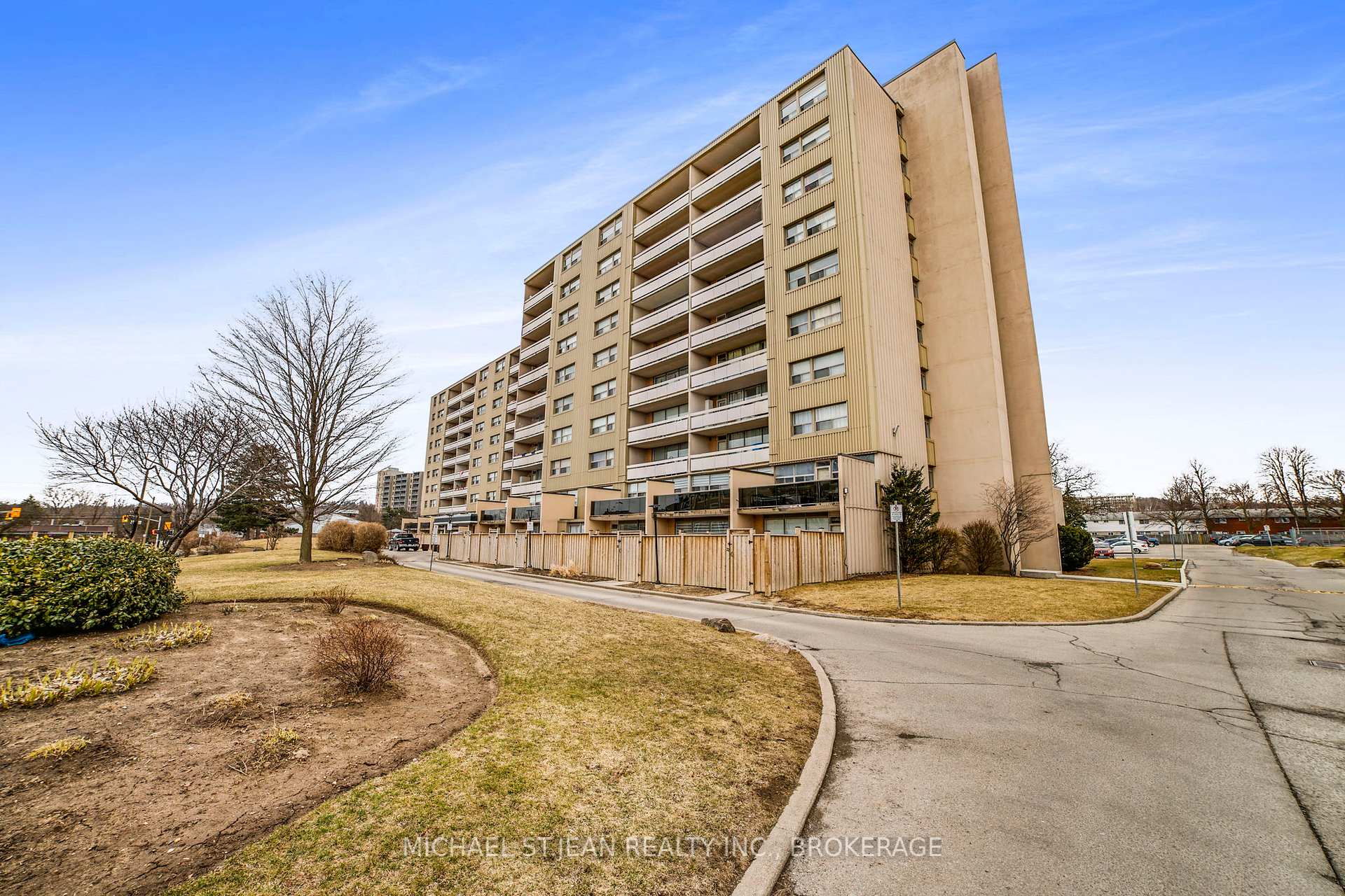 3 Bedrooms Condo at 15 Albright,  Hamilton For sale