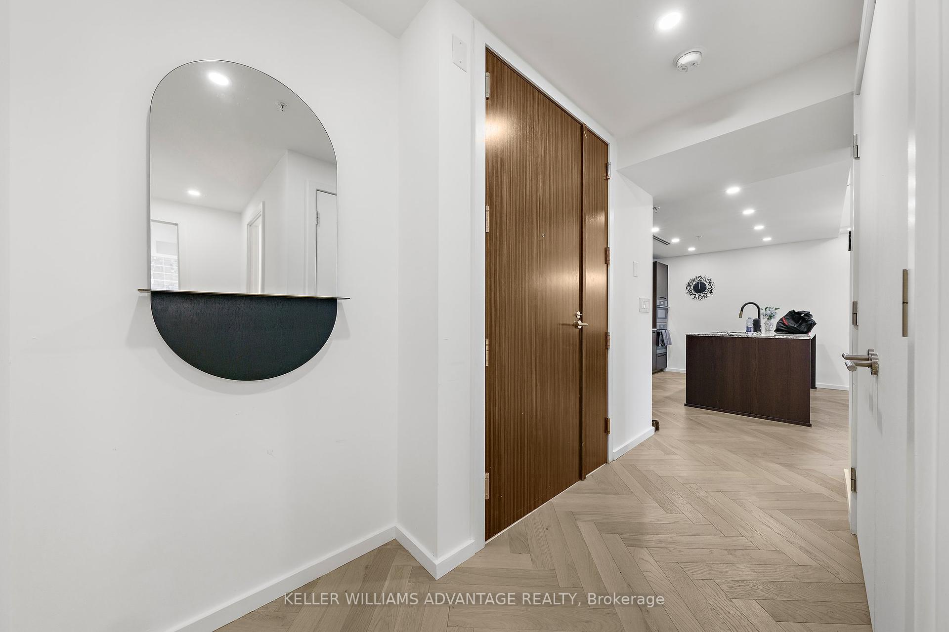 2 Bedrooms Condo at 180 University, Toronto For sale