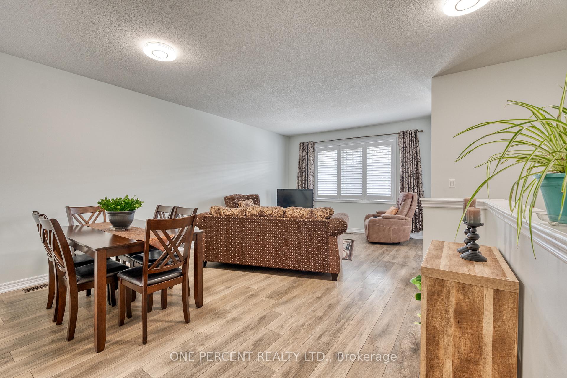 2 Bedrooms Condo at 21 Stickland, Hamilton For sale