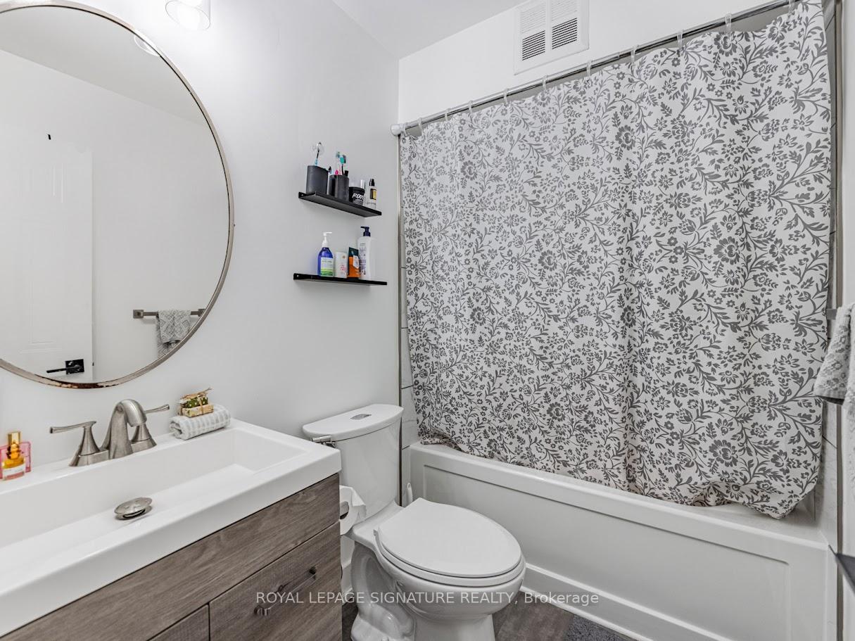 3 Bedrooms Condo at 1211 Parkwest, Mississauga For sale