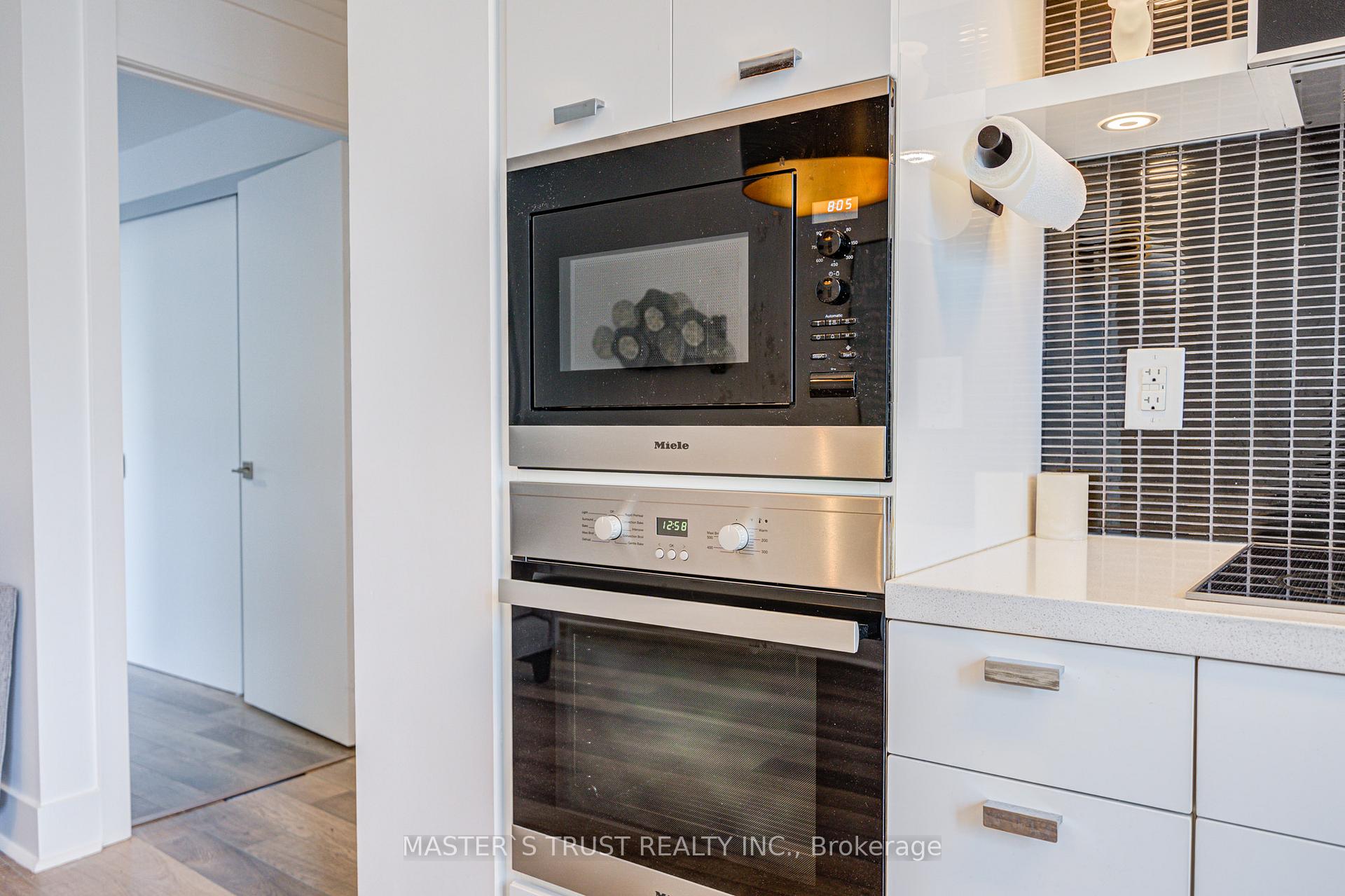 2 Bedrooms Condo at 32 Davenport, Toronto For sale