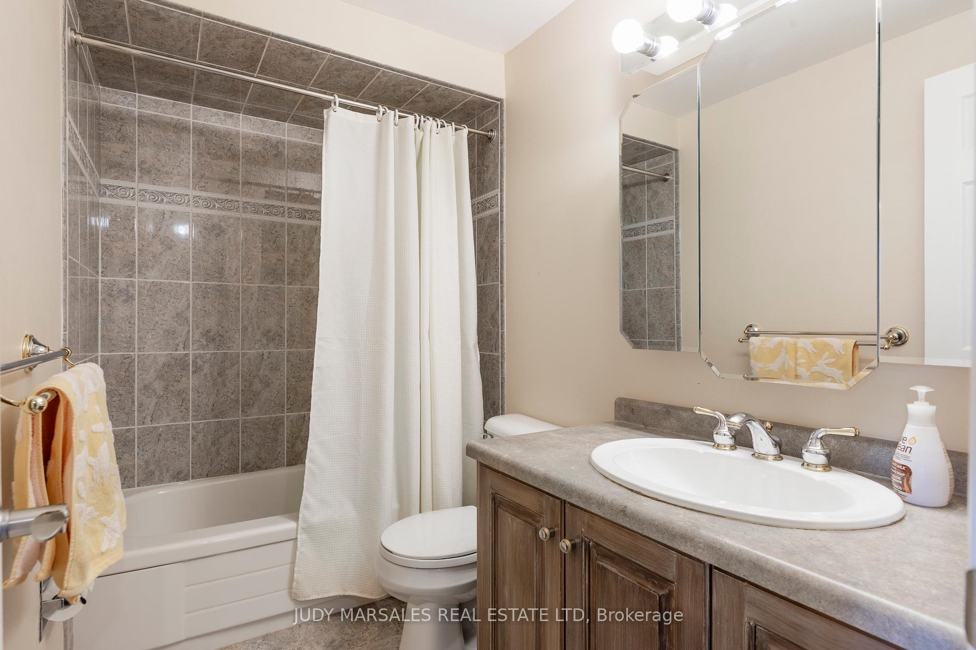 3 Bedrooms Condo at 3035 Glencrest, Burlington For sale