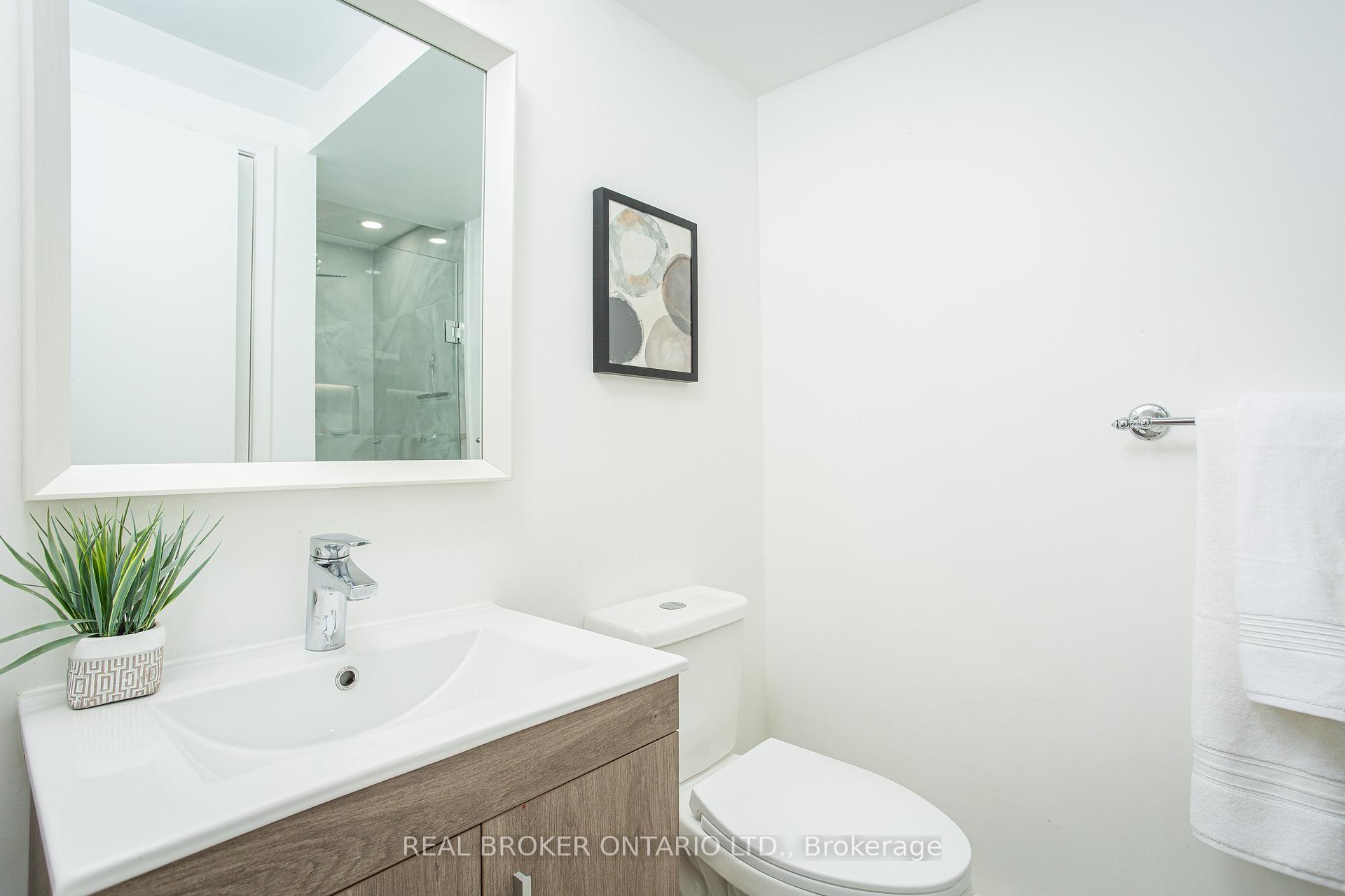 3 Bedrooms Semi-Detached at 1135 McCraney, Oakville For sale