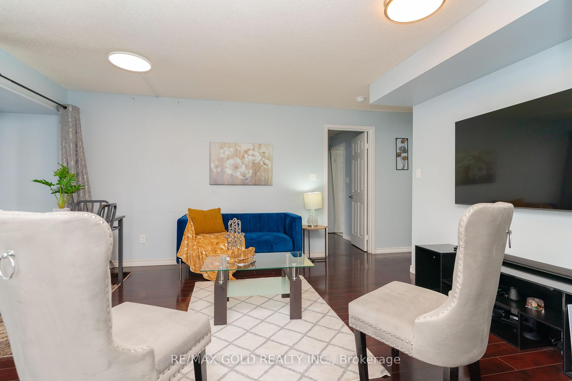 3 Bedrooms Condo at 25 Agnes, Mississauga For sale
