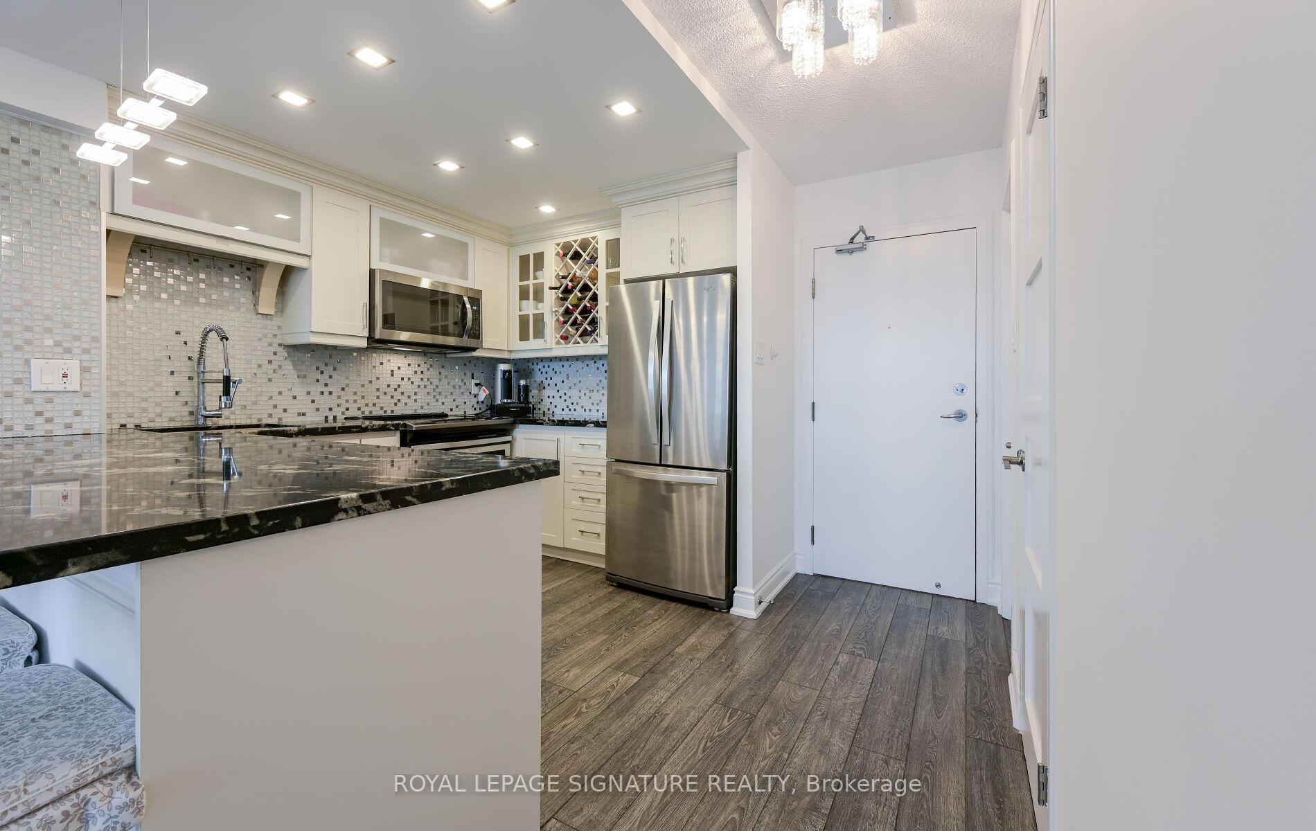 2 Bedrooms Condo at 75 King, Mississauga For sale