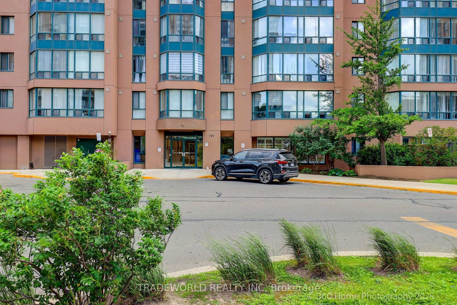 3 Bedrooms Condo at 155 Hillcrest, Mississauga For sale