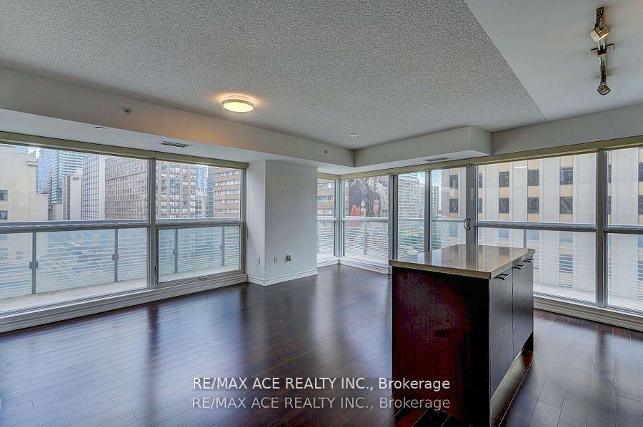 3 Bedrooms Condo at 386 Yonge, Toronto For sale