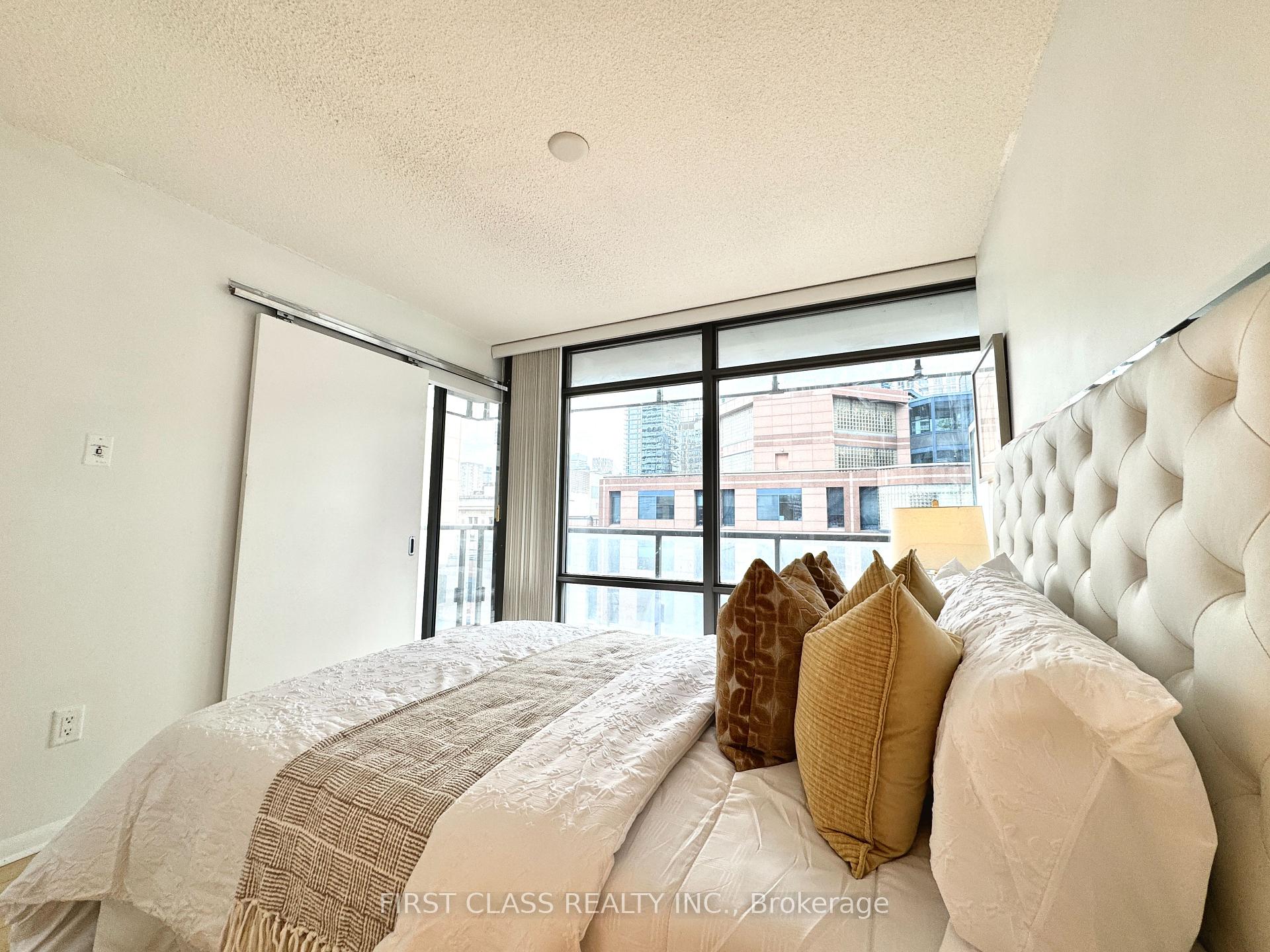 3 Bedrooms Condo at 38 Grenville, Toronto For sale