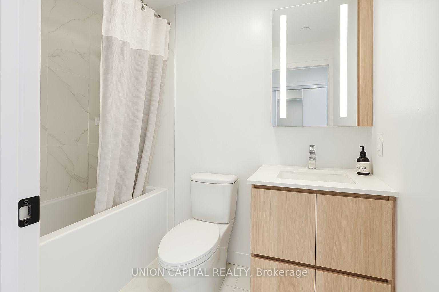 2 Bedrooms Condo at 215 Lakeshore, Mississauga For sale