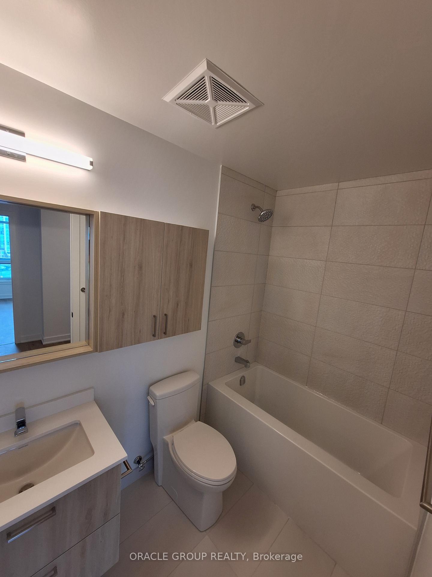 2 Bedrooms Condo at 30 Upper Mall, Vaughan For sale