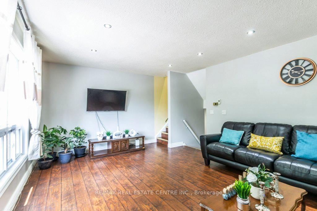 3 Bedrooms Condo at 444 Stone Church,  Hamilton For sale