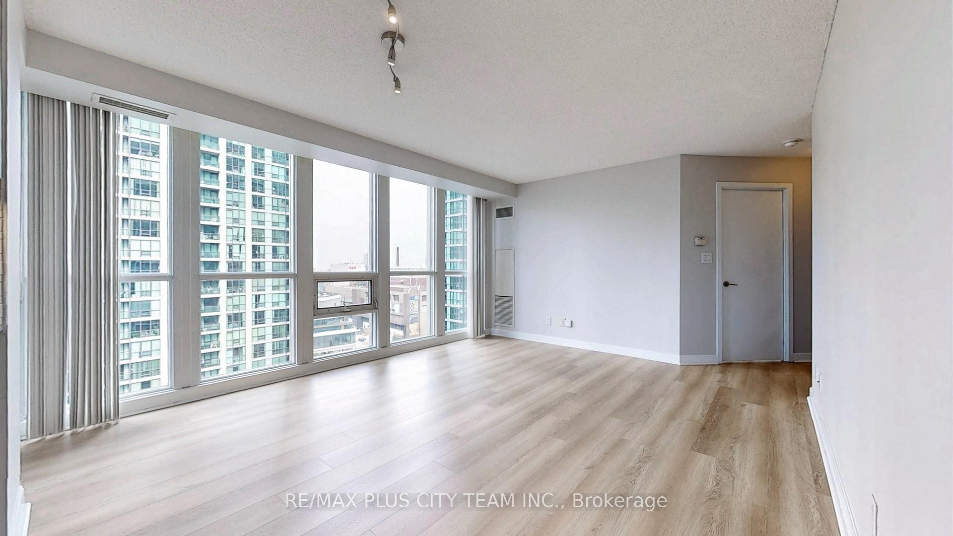 2 Bedrooms Condo at 18 Harbour, Toronto For sale