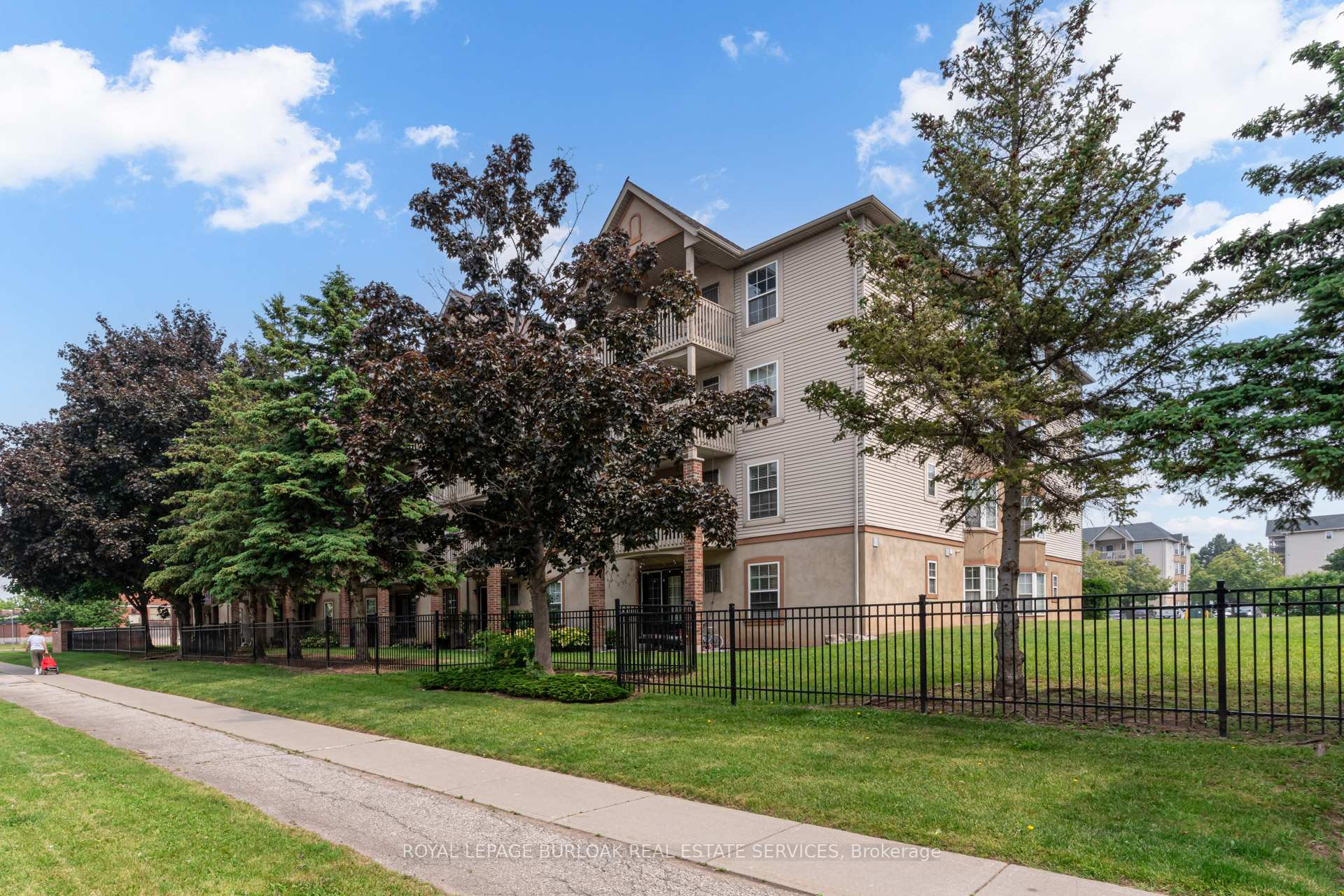 2 Bedrooms Condo at 4003 Kilmer, Burlington For sale