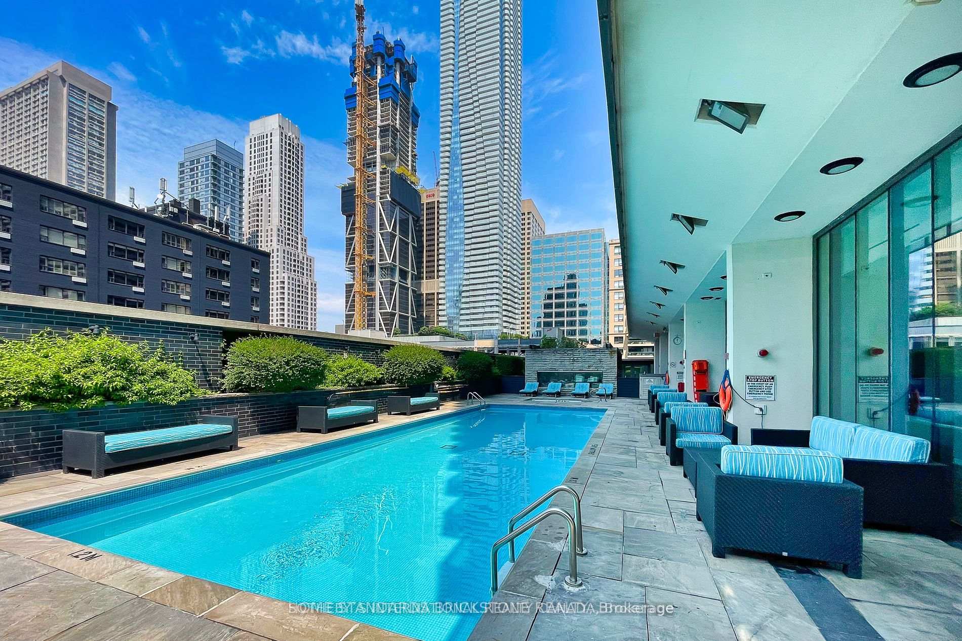 2 Bedrooms Condo at 33 Charles,  Toronto For sale