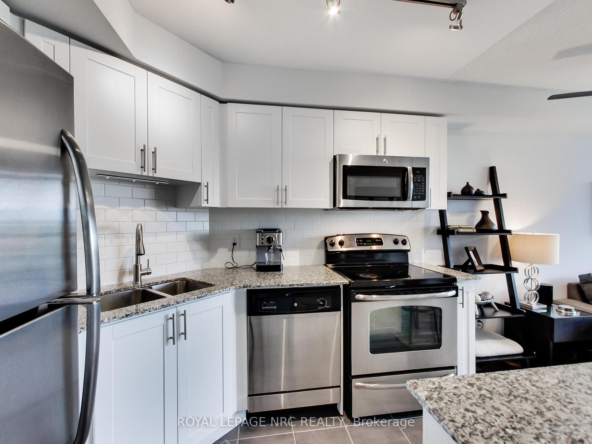 2 Bedrooms Co-op at 1940 Ironstone, Burlington For sale