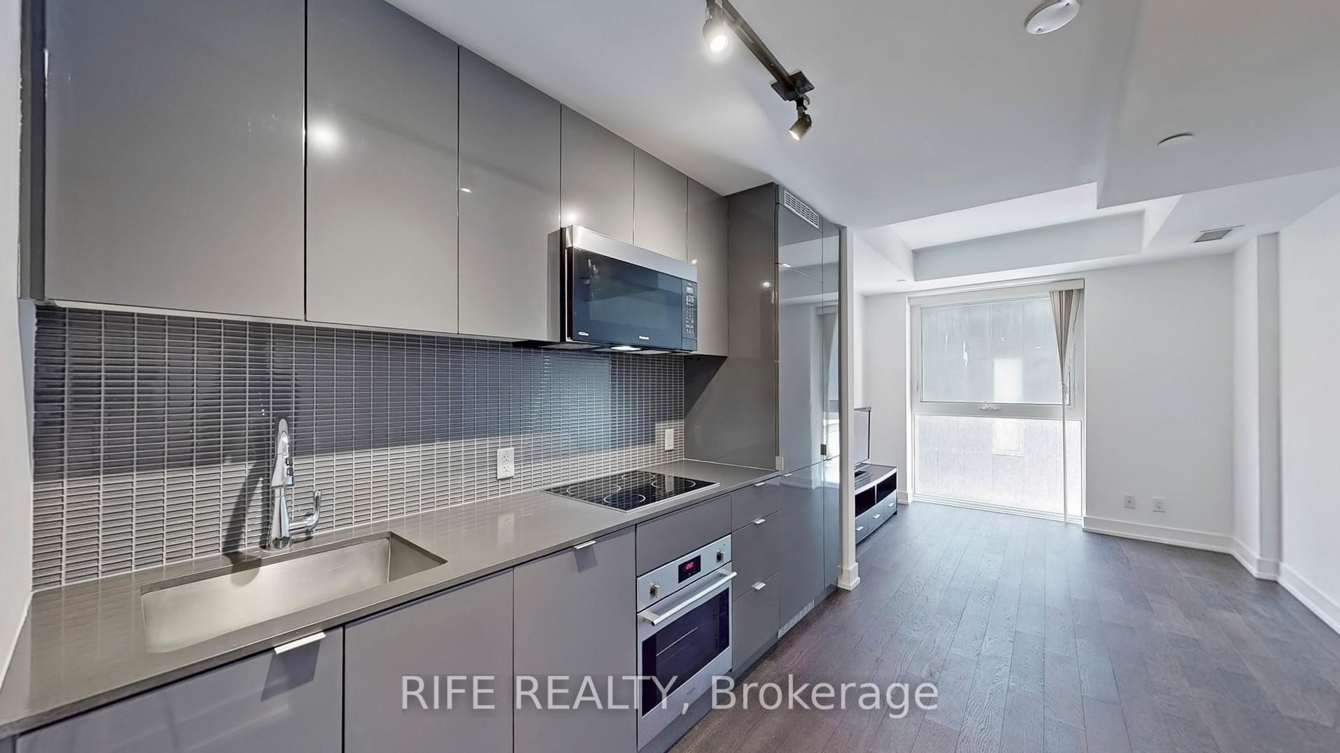 2 Bedrooms Condo at 7 Grenville, Toronto For sale