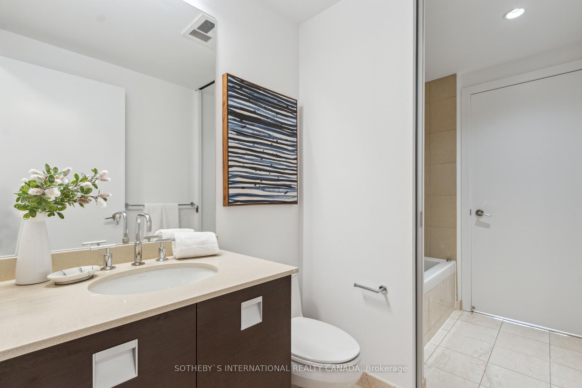 2 Bedrooms Condo at 33 Charles,  Toronto For sale