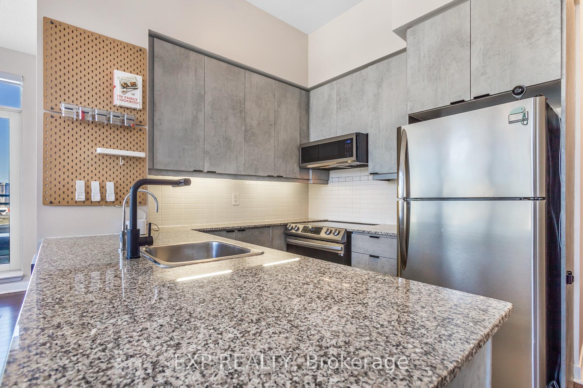 2 Bedrooms Condo at 360 Square One, Mississauga For sale