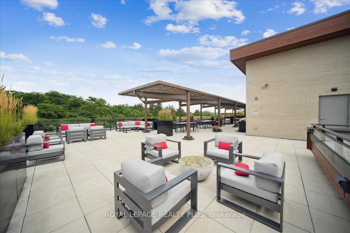 3 Bedrooms Condo at 1575 Lakeshore, Mississauga For sale