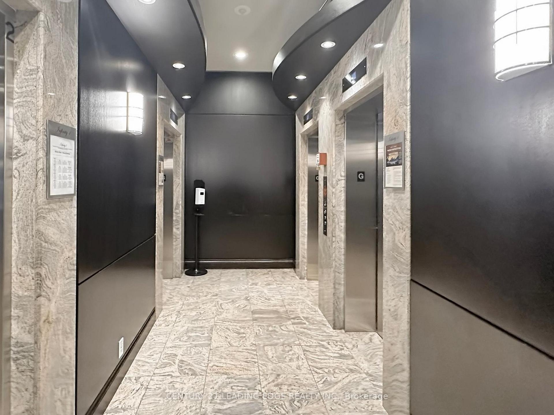 2 Bedrooms Condo at 30 Grand Trunk, Toronto For sale