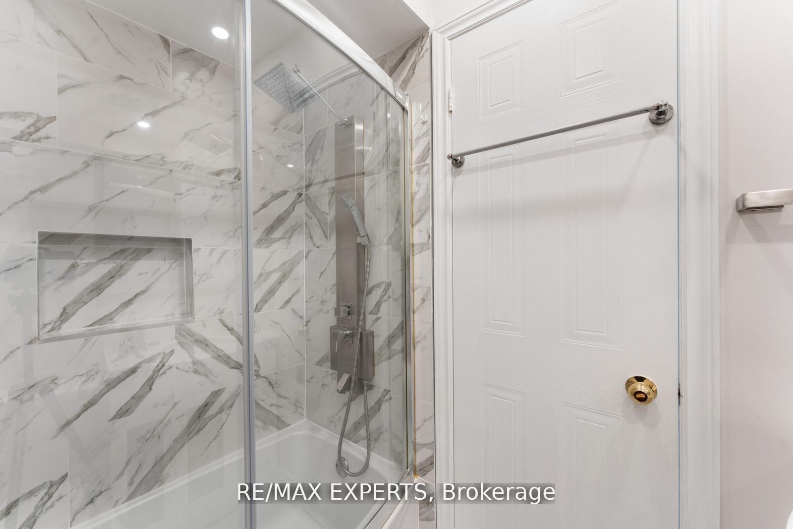 5 Bedrooms Condo at 1484 Torrington, Mississauga For sale