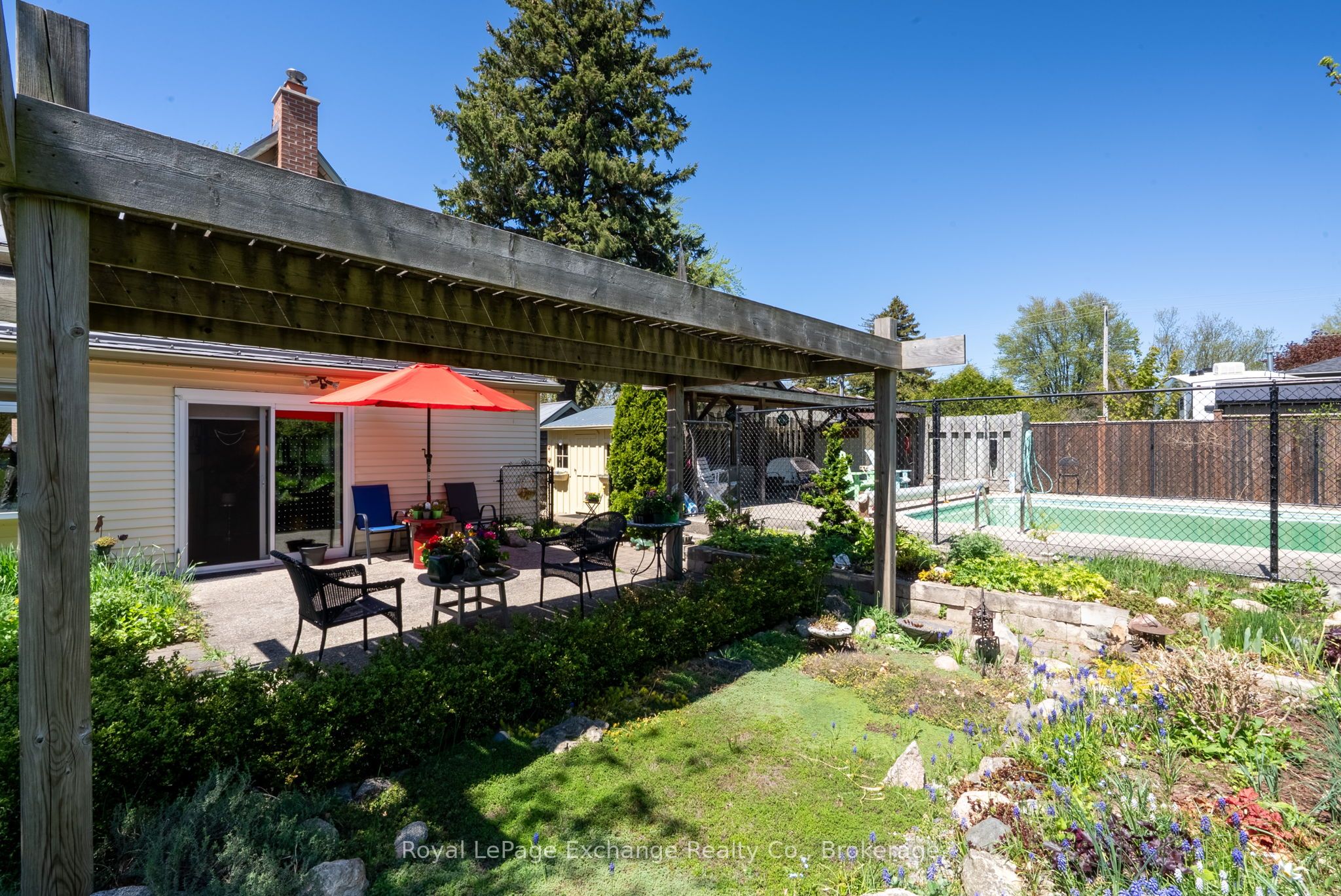 457 Penetangore Row S