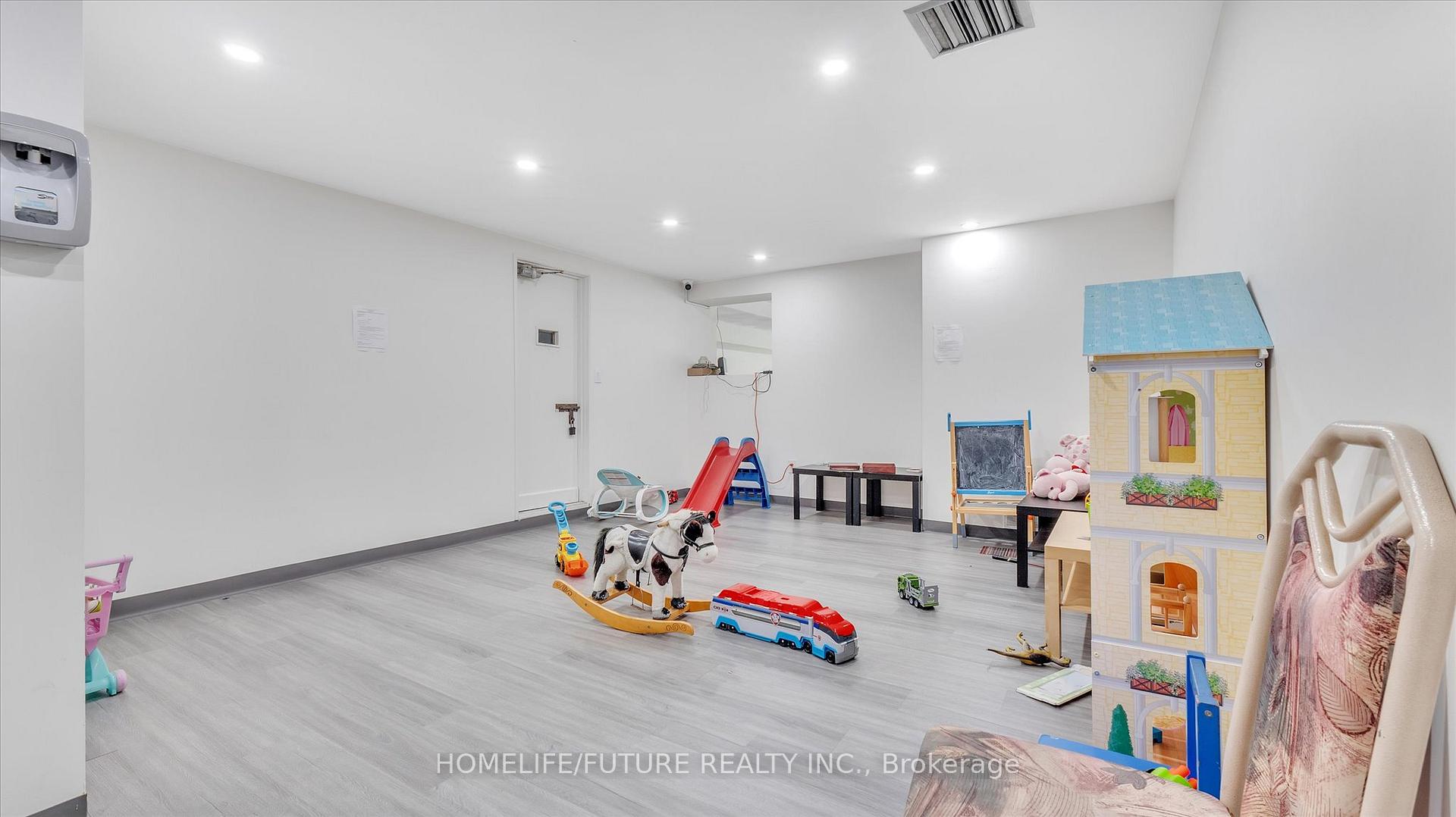 2 Bedrooms Condo at 10 Stonehill, Toronto For sale