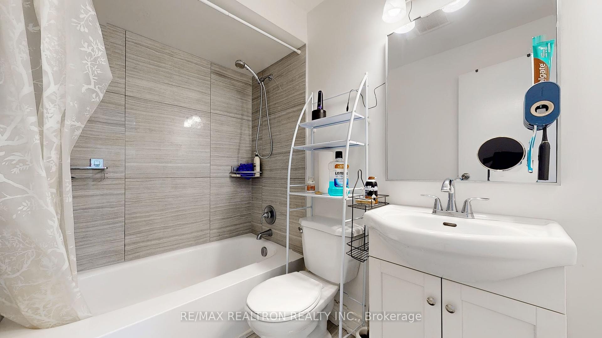 3 Bedrooms Condo at 1894 Kirkwall, Mississauga For sale