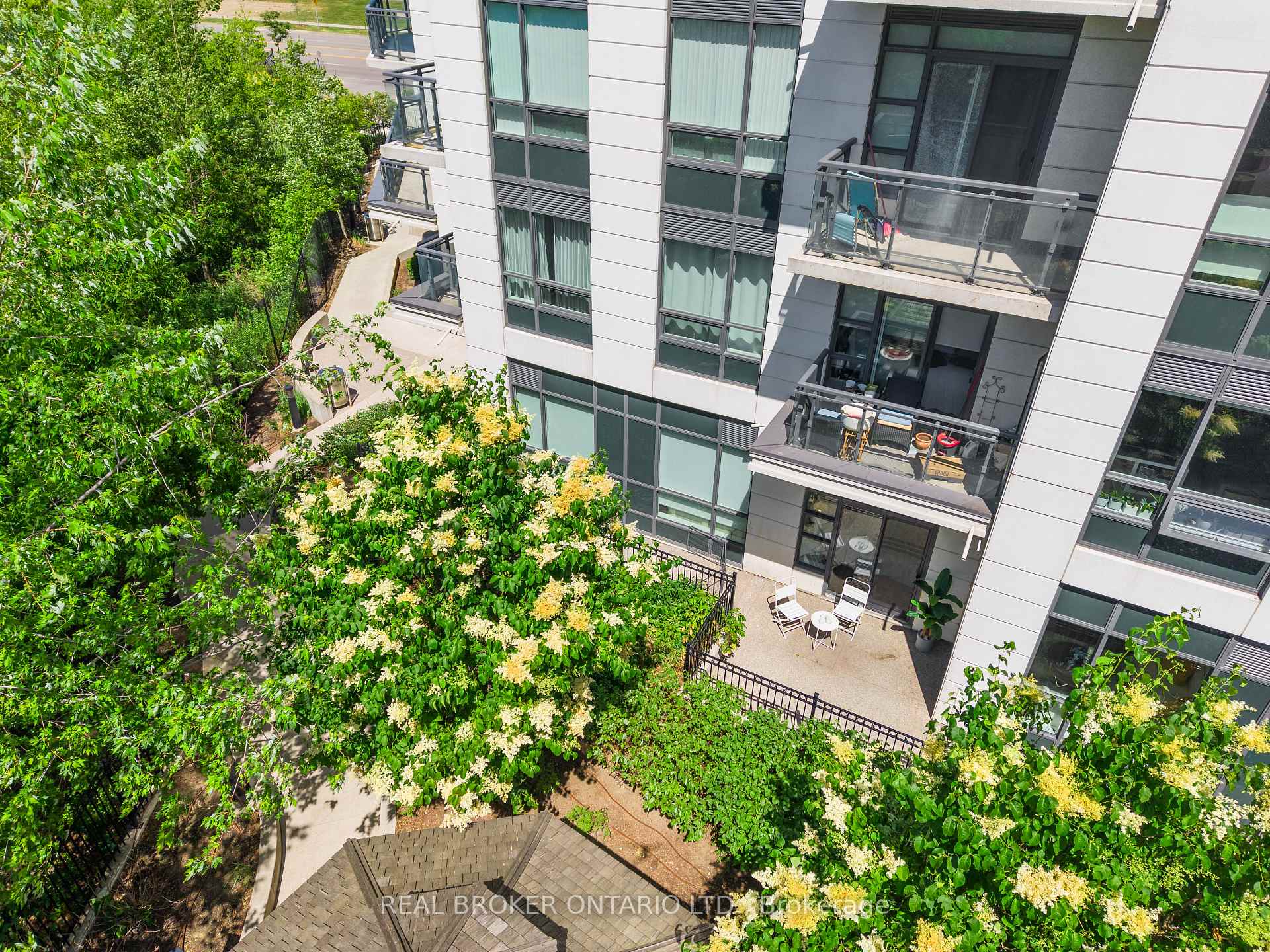 2 Bedrooms Condo at 840 Queen’s Plate, Toronto For sale