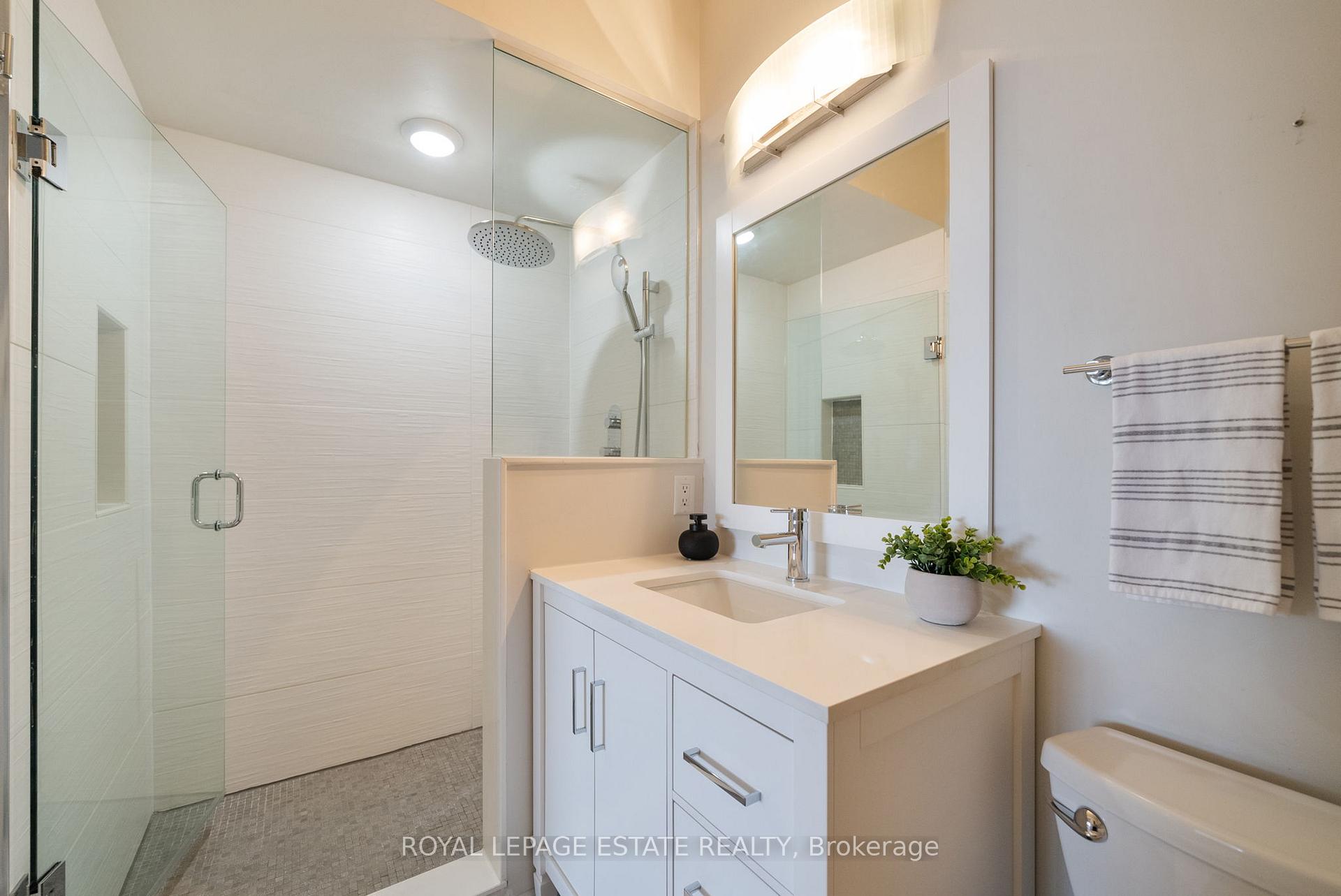 2 Bedrooms Condo at 160 Fallingbrook, Toronto For sale