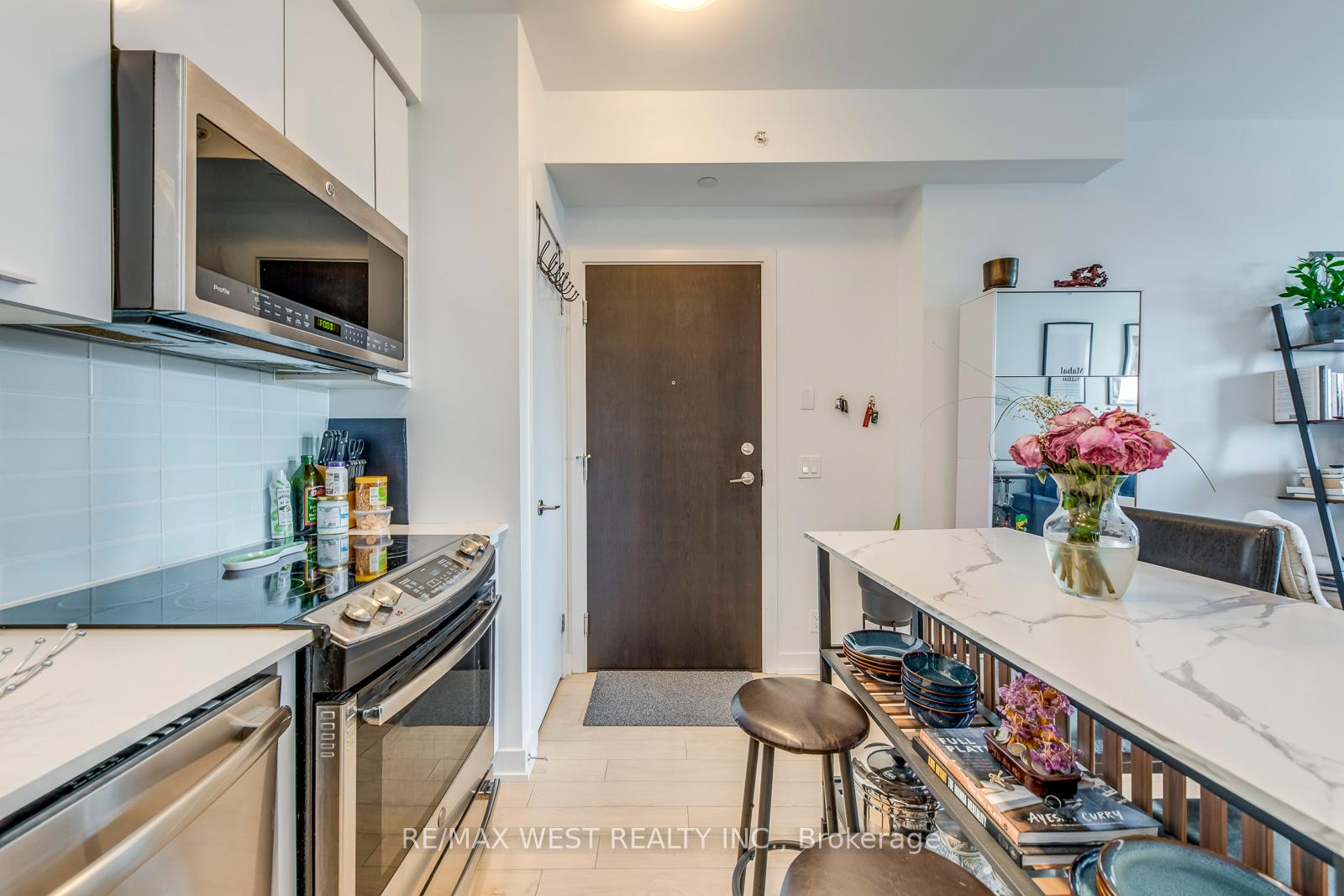 1 Bedroom Condo at 10 Park Lawn, Toronto For sale