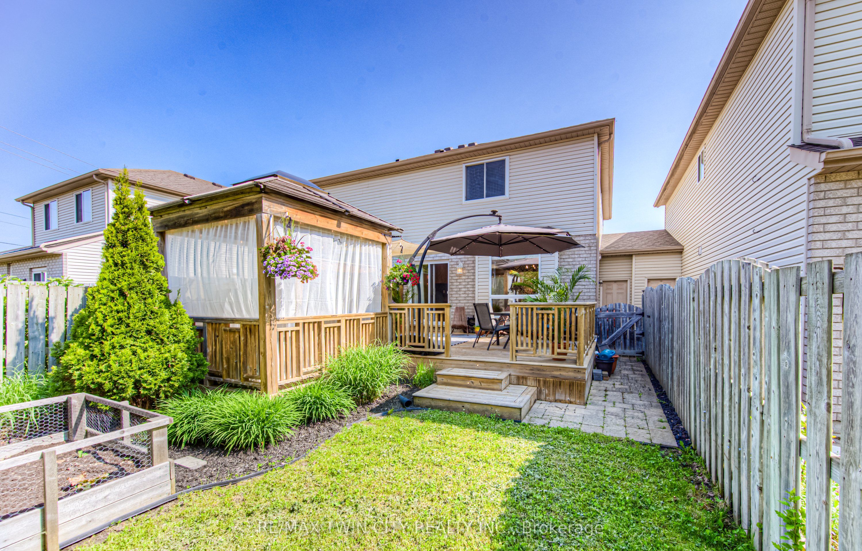 381 University Downs Crescent