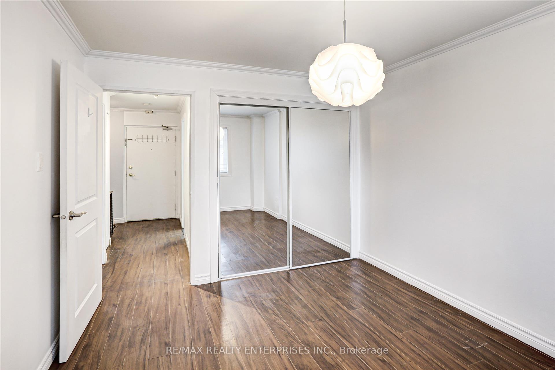 3 Bedrooms Condo at 2001 Bonnymede, Mississauga For sale