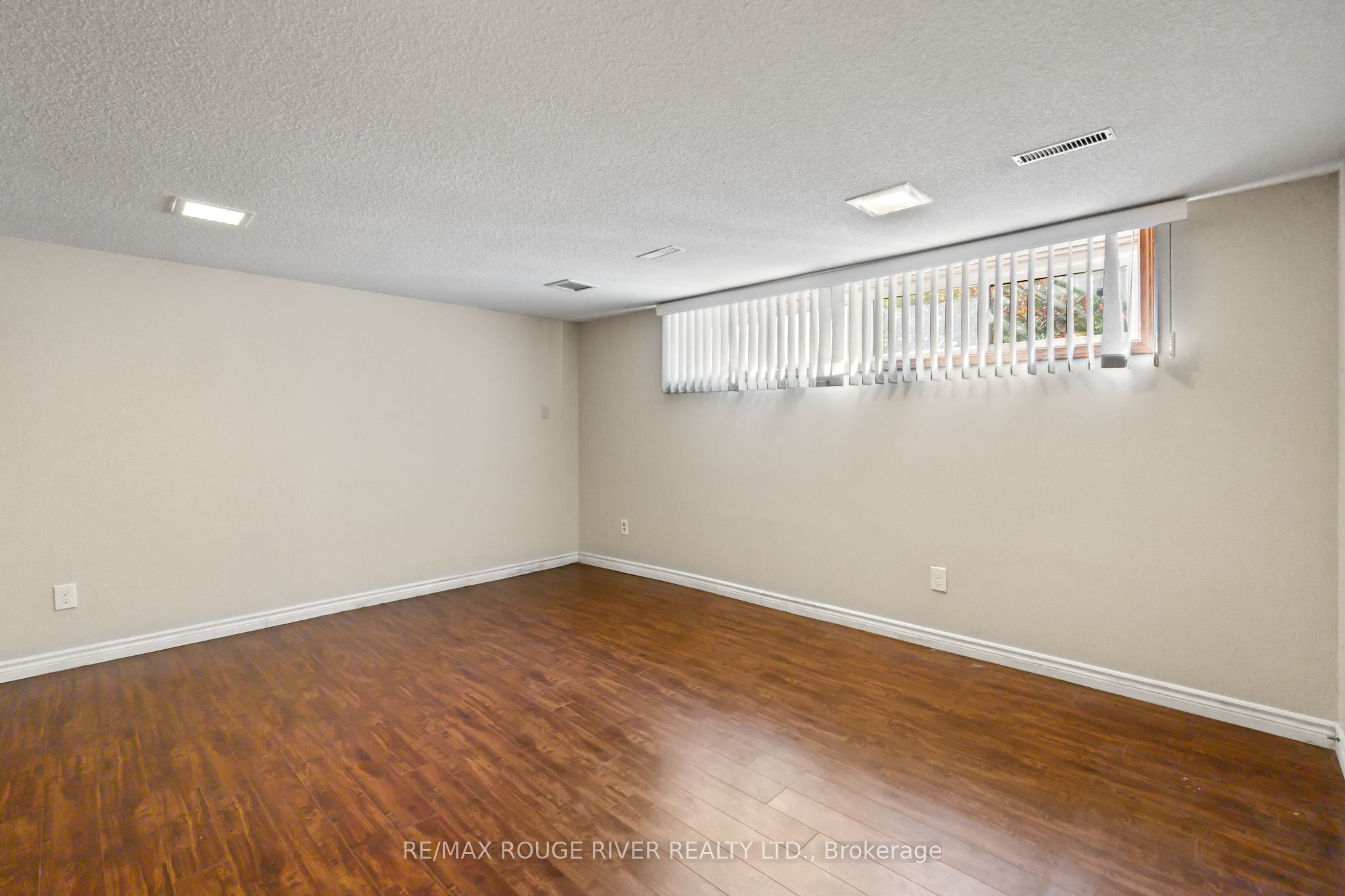 1 Applewood Crescent