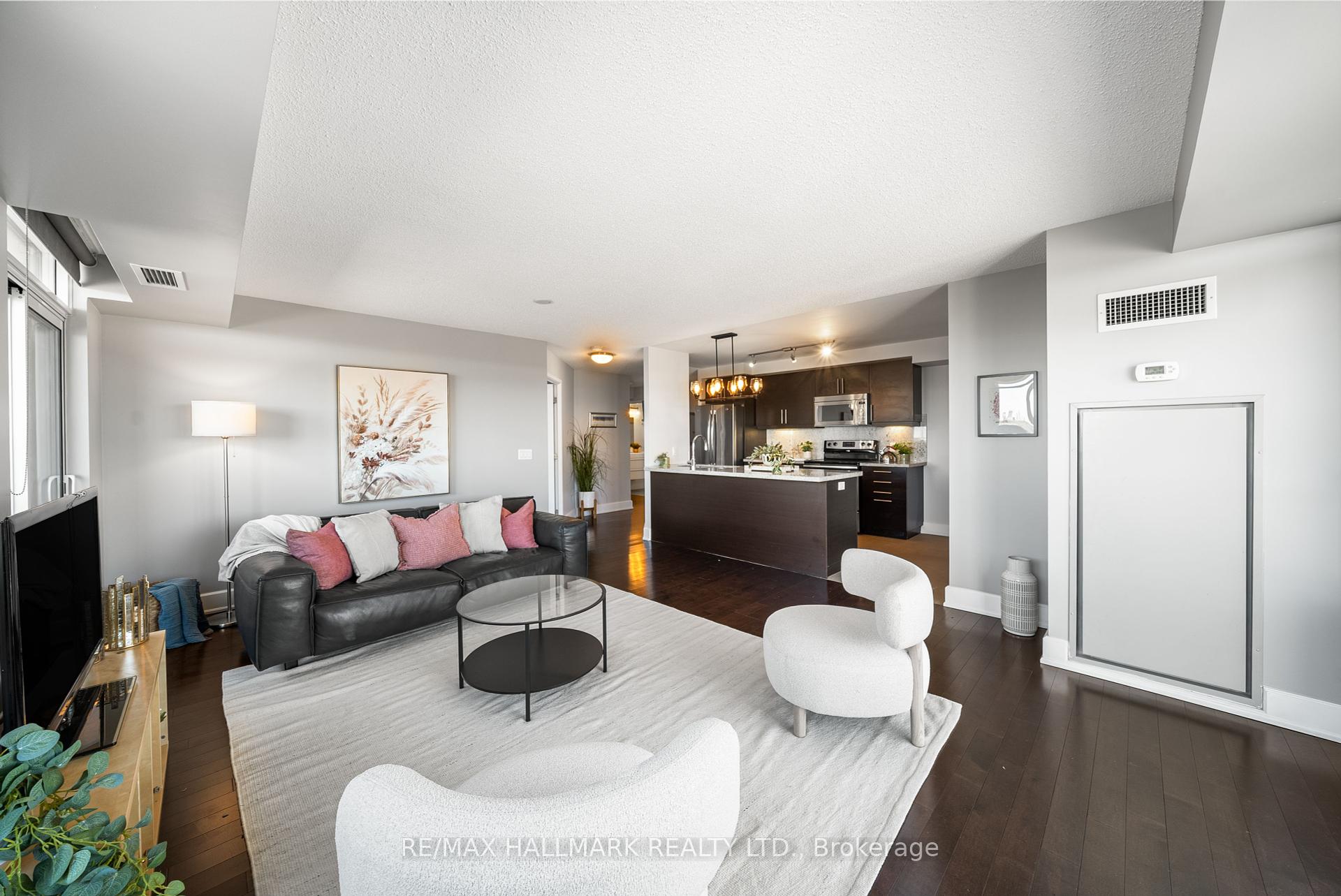 2 Bedrooms Condo at 676 Sheppard, Toronto For sale