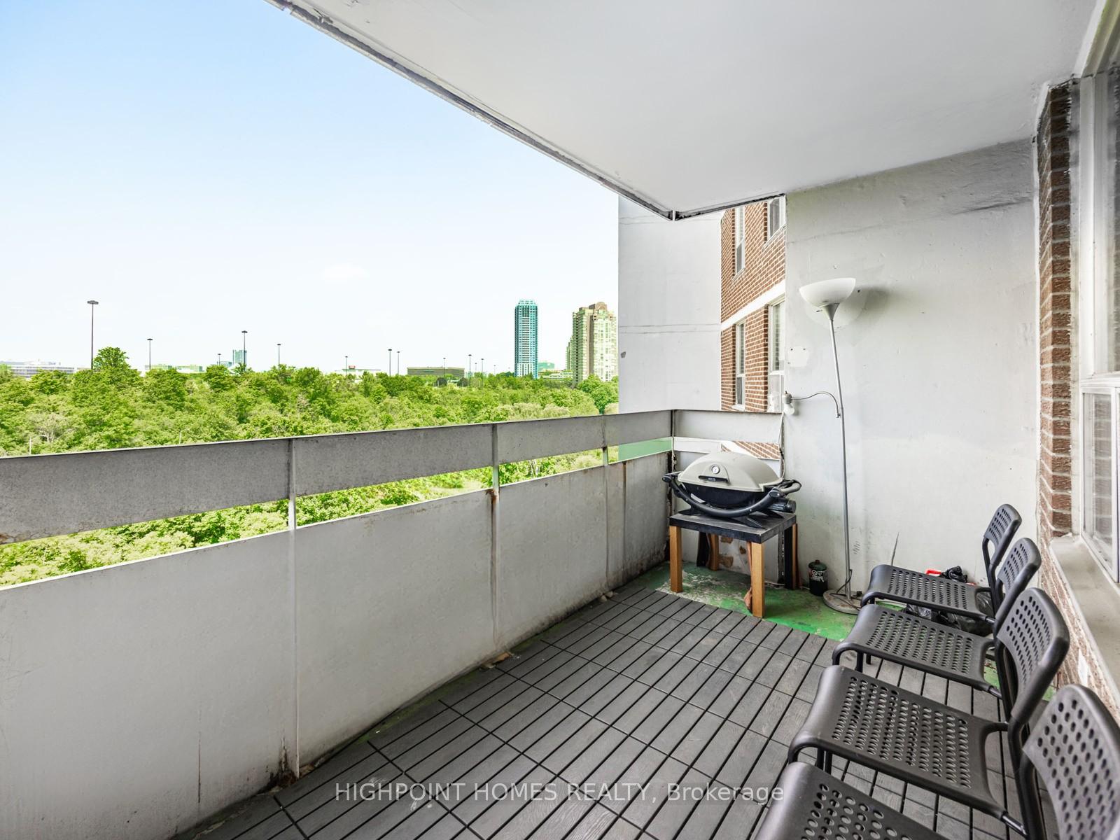 3 Bedrooms Condo at 10 Edgecliff, Toronto For sale