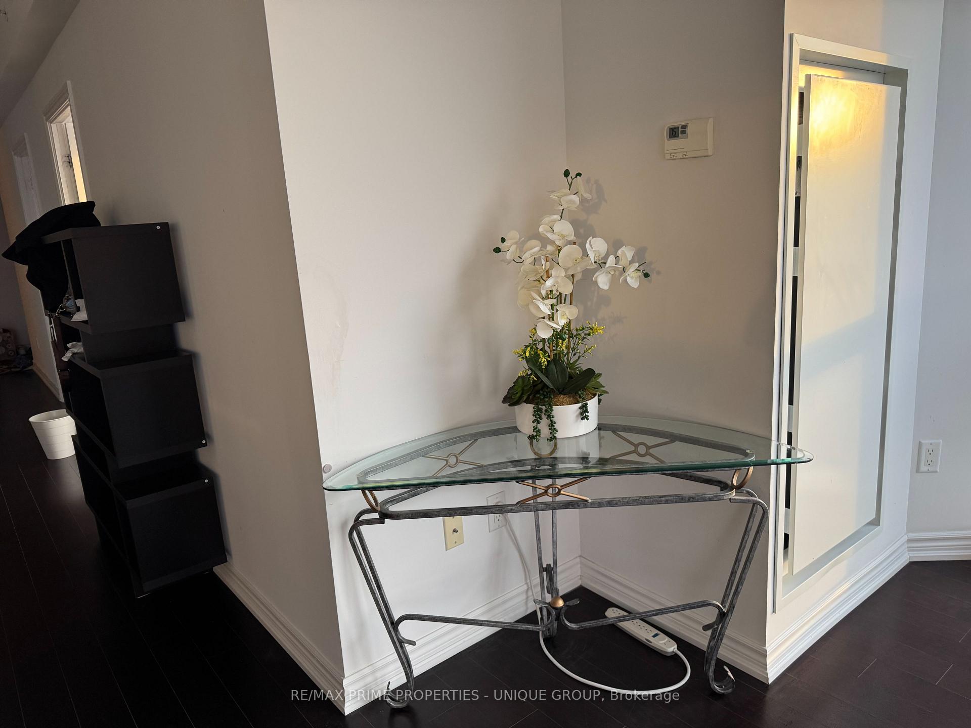 3 Bedrooms Condo at 386 Yonge,  Toronto For sale