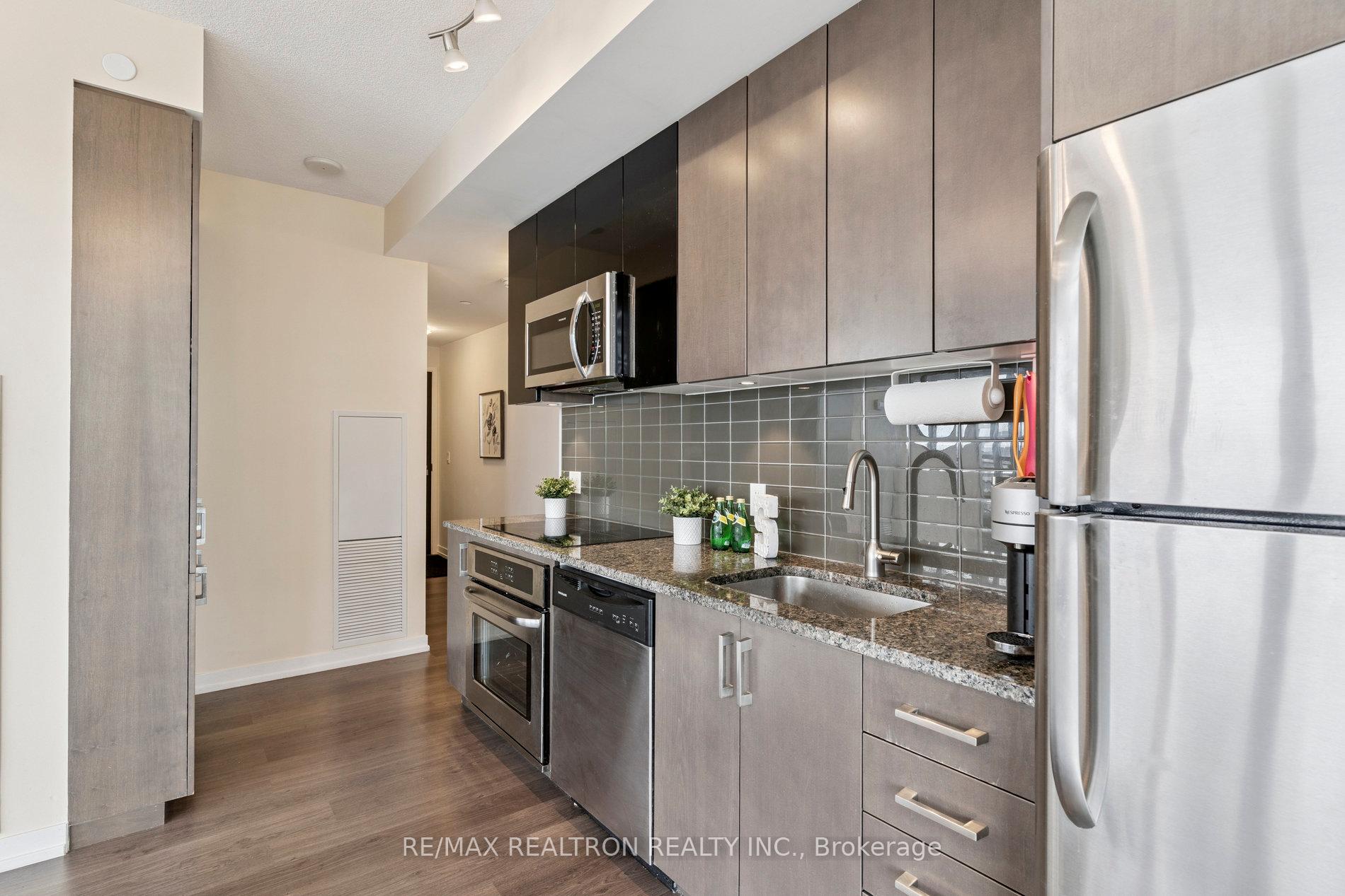2 Bedrooms Condo at 89 Dunfield, Toronto For sale